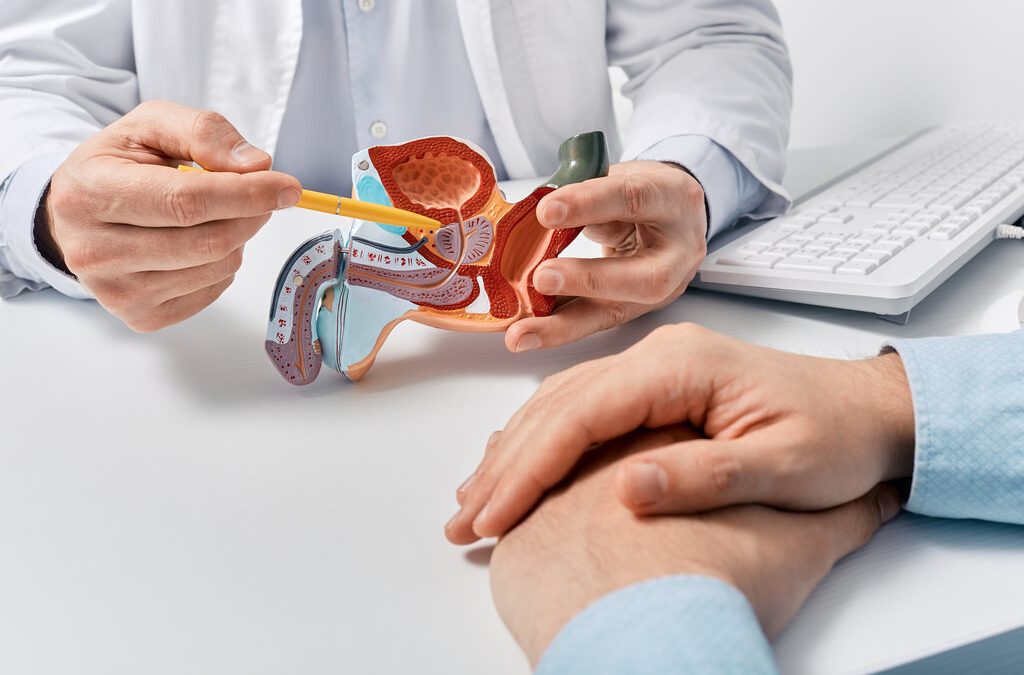 Urologista explicando o procedimento de cirurgia robótica da próstata